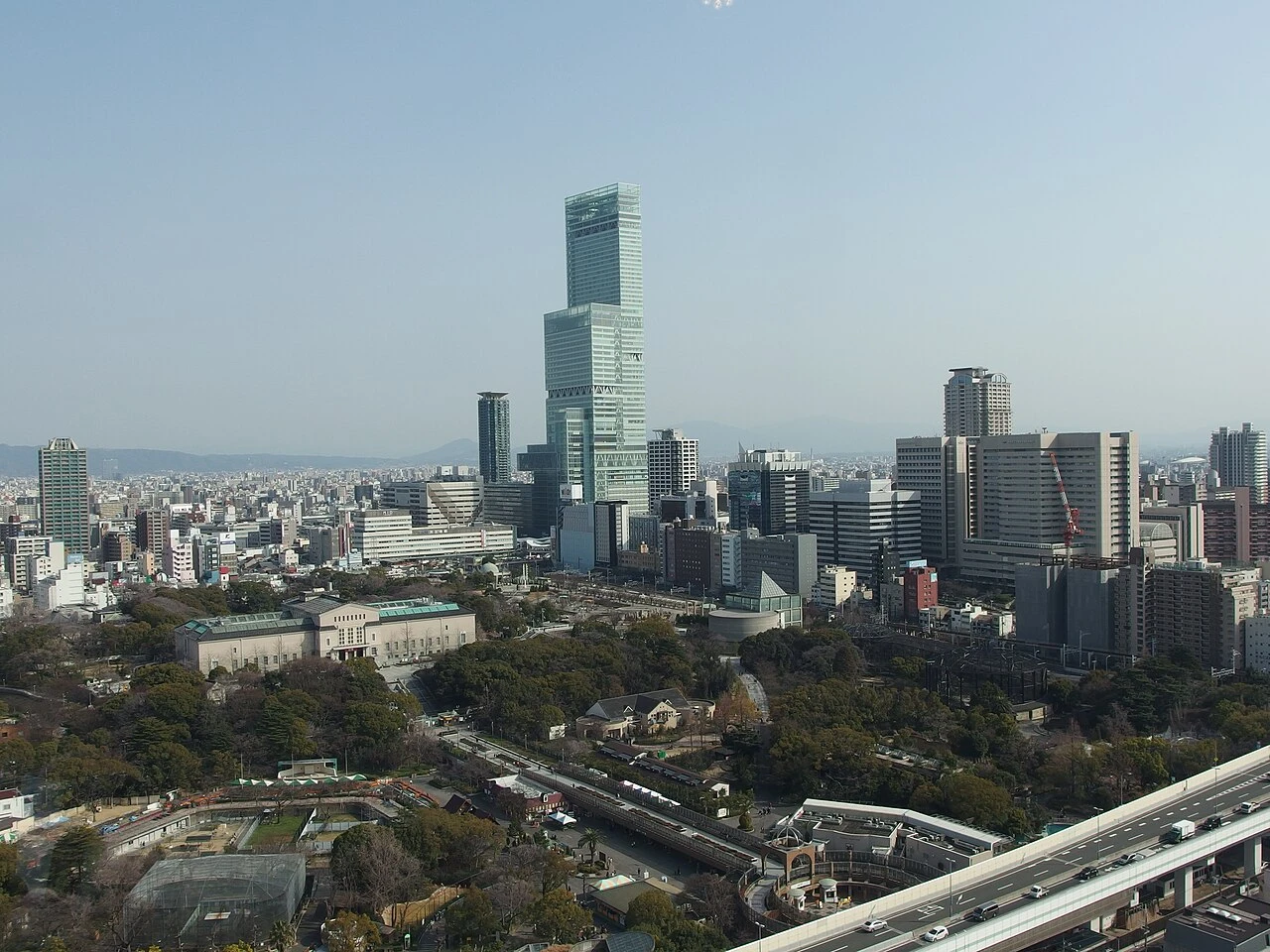 通天閣から見渡す、あべのハルカスと大阪の街並み
