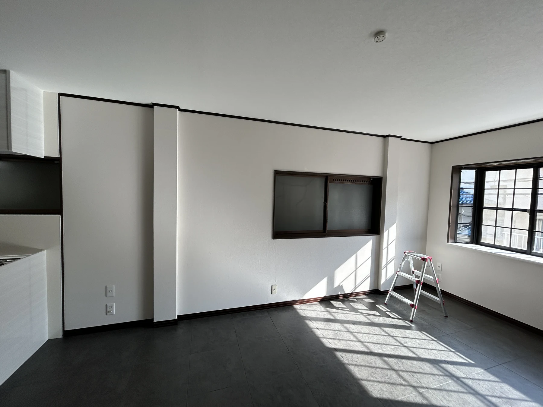 南田辺の住まい・施工前：造作棚を設ける前の、窓下の壁面。