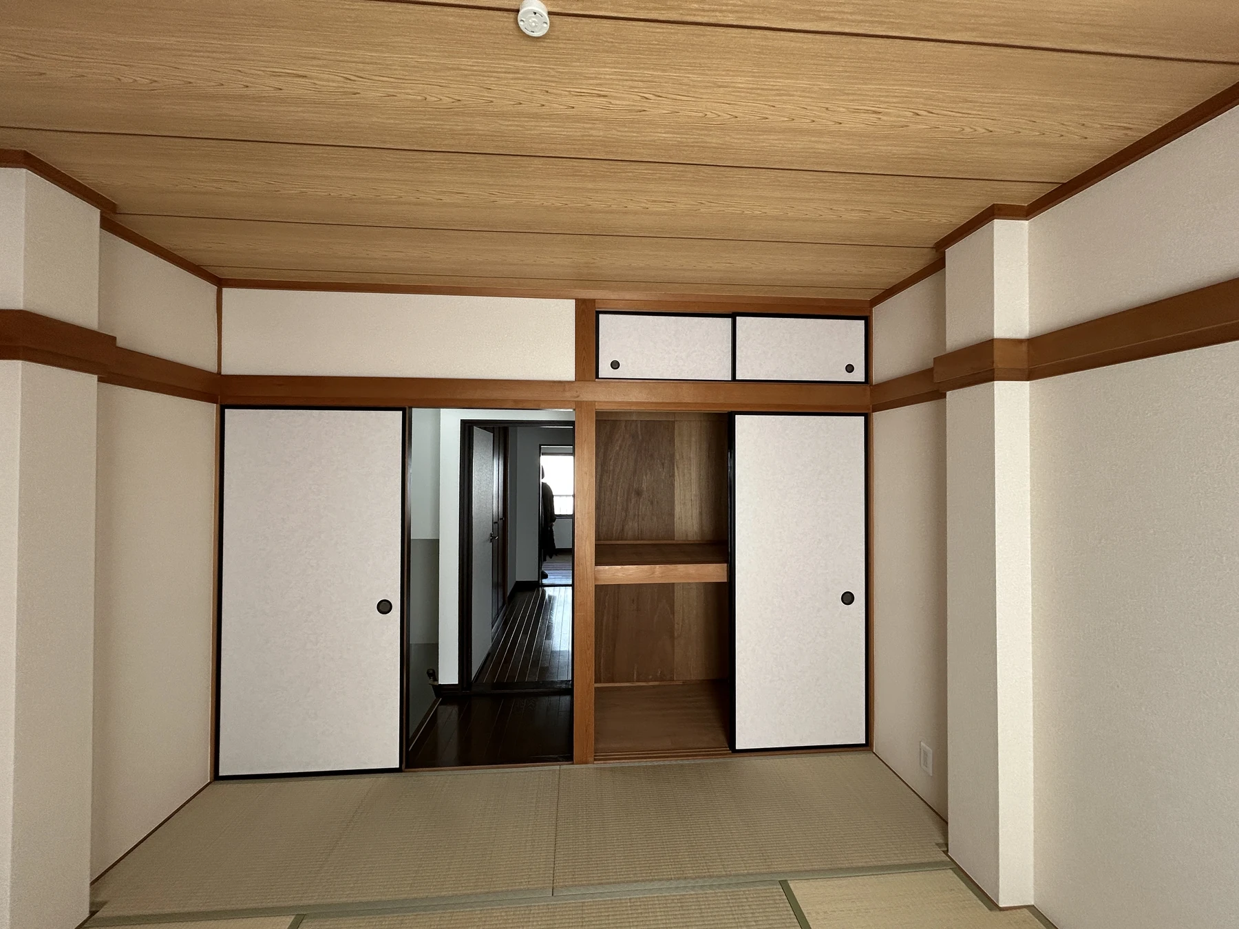 南田辺の住まい・施工前：畳が敷かれ、木目調の天井がある和室。