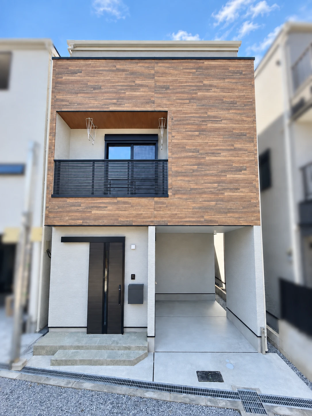木目の外壁とガレージのある住まいの外観